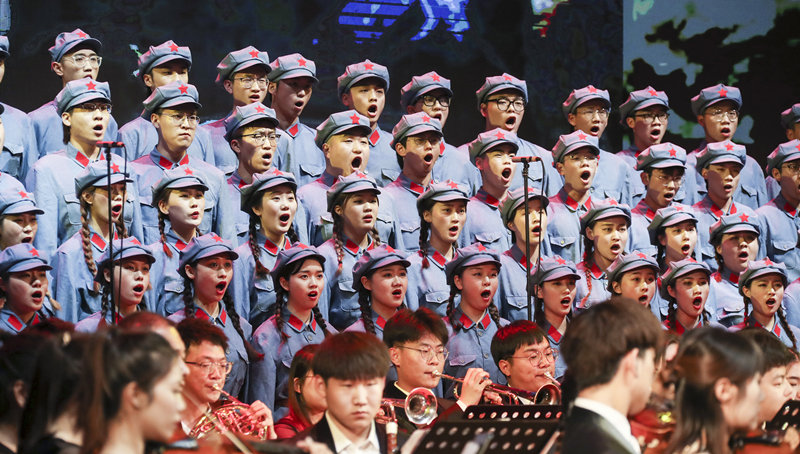Jiangsu: professores e alunos cantam música da Longa Marcha para celebrar o 100o aniversário da funda??o do PCCh