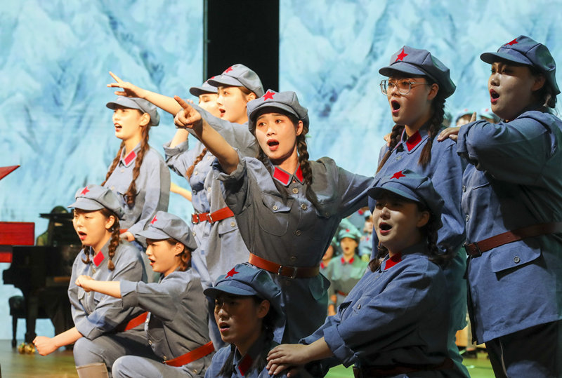 Jiangsu: professores e alunos cantam música da Longa Marcha para celebrar o 100o aniversário da funda??o do PCCh