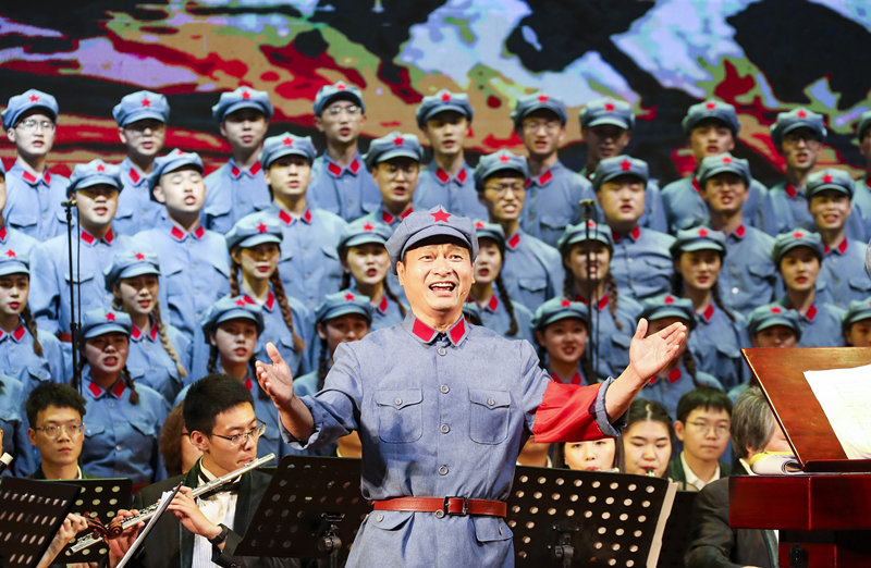 Jiangsu: professores e alunos cantam música da Longa Marcha para celebrar o 100o aniversário da funda??o do PCCh