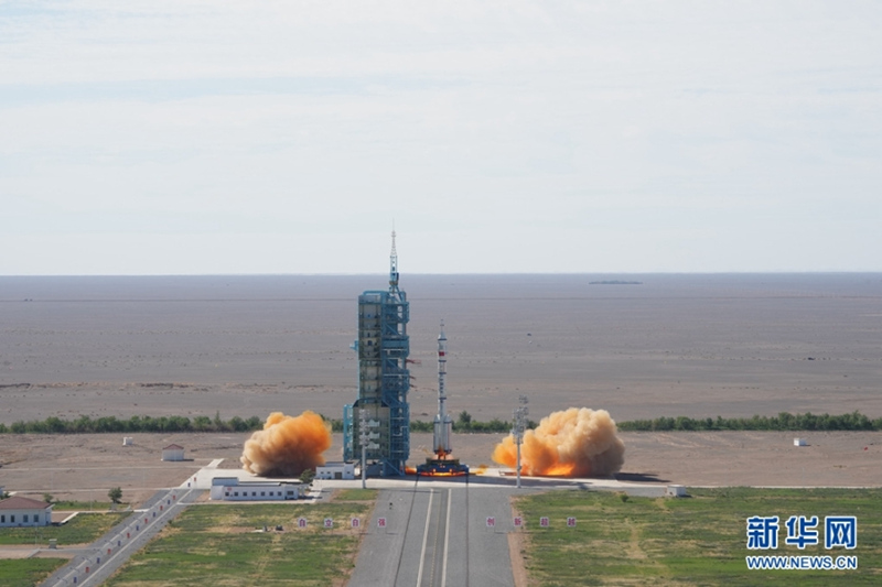 China lan?a primeira miss?o tripulada para constru??o de esta??o espacial