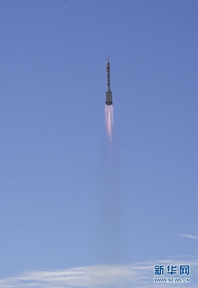 China lan?a primeira miss?o tripulada para constru??o de esta??o espacial