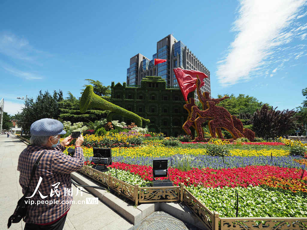 Canteiros de flores instalados em Beijing para celebrar o 100o aniversário da funda??o do PCCh