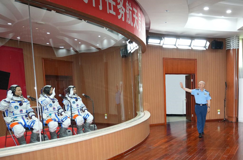 Vice-premiê chinês congratula membros da miss?o Shenzhou-12