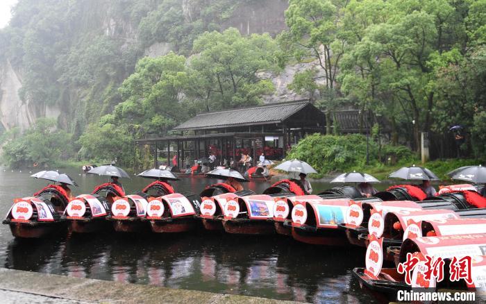 Exposi??o fotográfica comemora o 100o aniversário da funda??o do PCCh