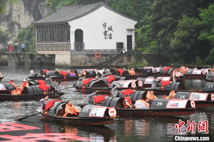 Exposi??o fotográfica comemora o 100o aniversário da funda??o do PCCh