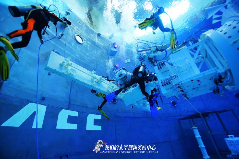 Galeria: treinamento subaquático da tripula??o da miss?o Shenzhou-12