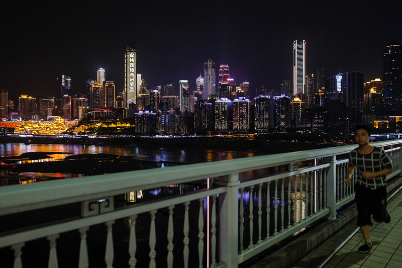 Eidifícios de Chongqing iluminam-se para dar as boas-vindas ao centenário da funda??o do PCCh