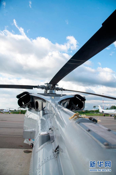 Presidente colombiano sai ileso após ataque a helicóptero onde viajava