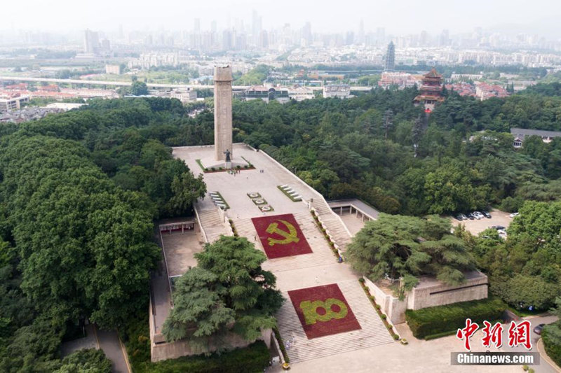 Nanjing: Parque Memorial de Mártires de Yuhuatai decorado para as comemora??es do 100o aniversário da funda??o do PCCh