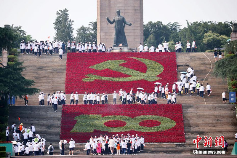 Nanjing: Parque Memorial de Mártires de Yuhuatai decorado para as comemora??es do 100o aniversário da funda??o do PCCh