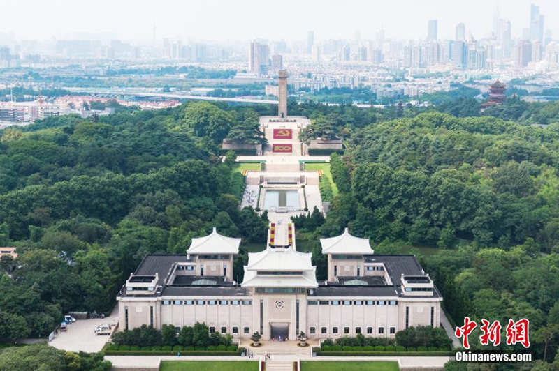 Nanjing: Parque Memorial de Mártires de Yuhuatai decorado para as comemora??es do 100o aniversário da funda??o do PCCh