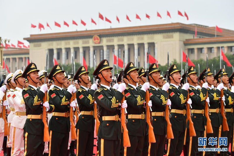 Cerim?nia de hasteamento da bandeira nacional é realizada na Pra?a Tian'anmen durante cerim?nia do centenário do PCCh