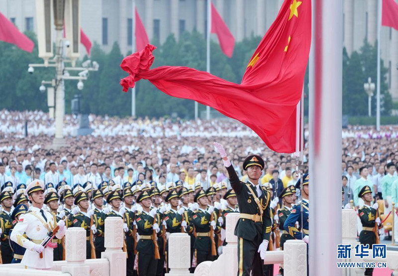 Cerim?nia de hasteamento da bandeira nacional é realizada na Pra?a Tian'anmen durante cerim?nia do centenário do PCCh
