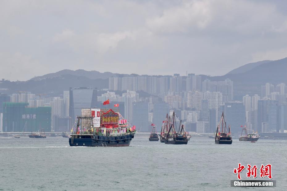 Hong Kong: centenas de barcos de pesca desfilam para comemorar o centenário da funda??o do PCCh e o retorno de Hong Kong