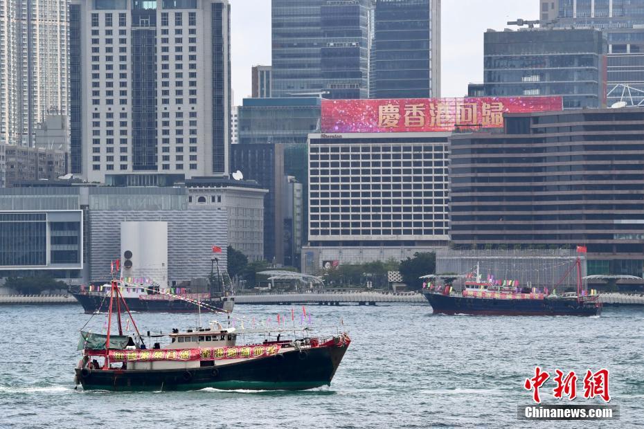 Hong Kong: centenas de barcos de pesca desfilam para comemorar o centenário da funda??o do PCCh e o retorno de Hong Kong
