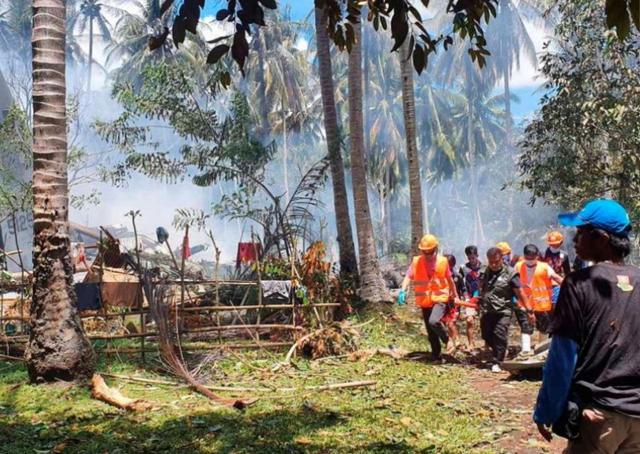 Número de mortos sobe para 45 na queda do avi?o militar das Filipinas