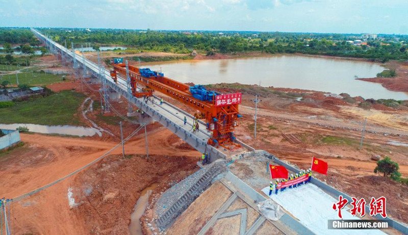Constru??o da ponte principal da ferrovia China-Laos é concluída 
