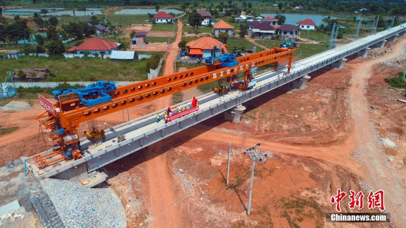 Constru??o da ponte principal da ferrovia China-Laos é concluída 