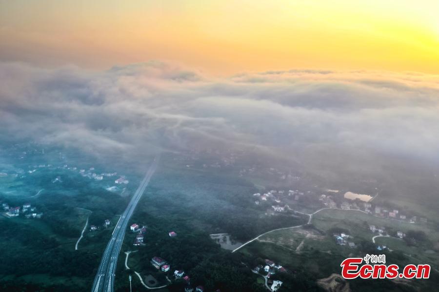 Jiangxi: nascer do sol cria fantástico cenário ao longo da via expressa