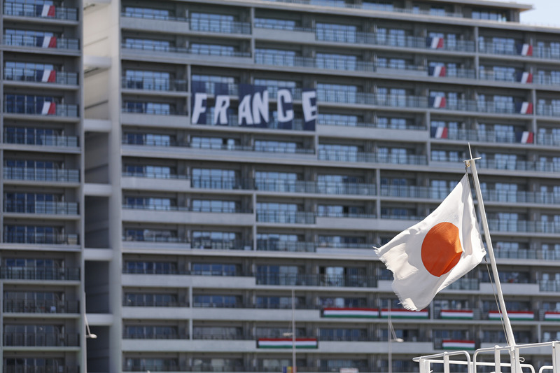 Galeria: Vila Olímpica decorada com bandeiras nacionais dos países participantes