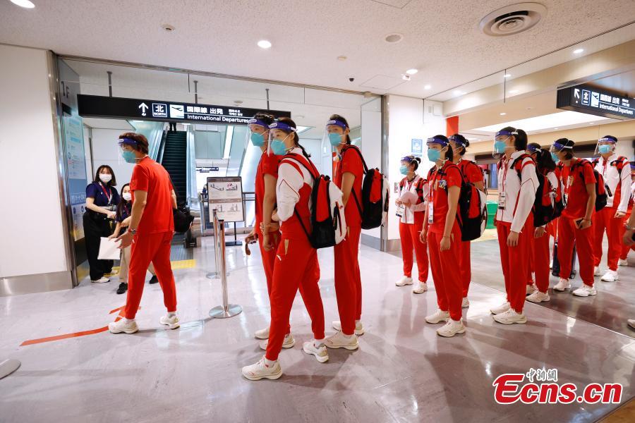 Membros da delega??o esportiva chinesa chegam a Tóquio