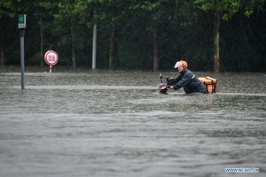 Chuvas fortes em Zhengzhou provoca 12 mortes
