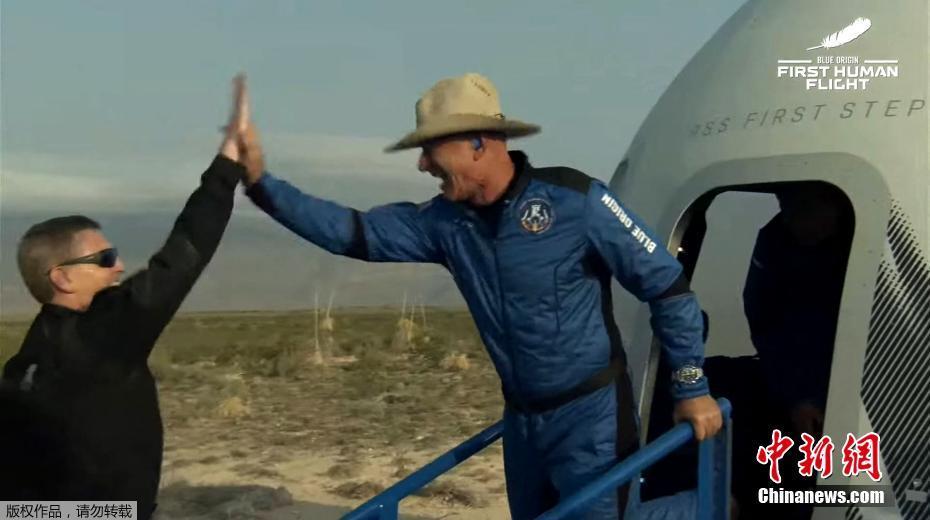 Blue Origin completa primeira viagem ao espa?o com humanos