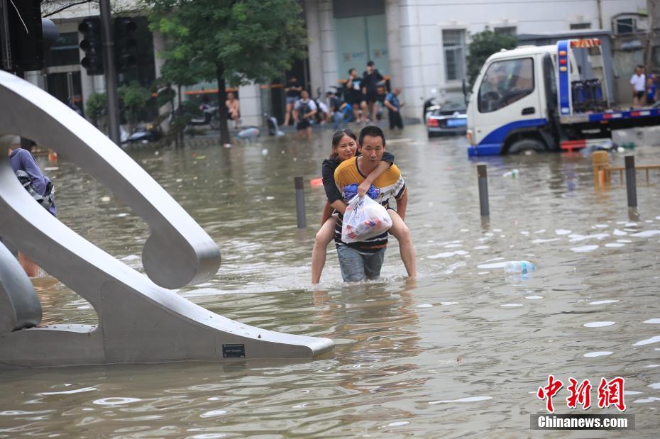 Galeria: momentos emocionantes nas chuvas fortes de Henan