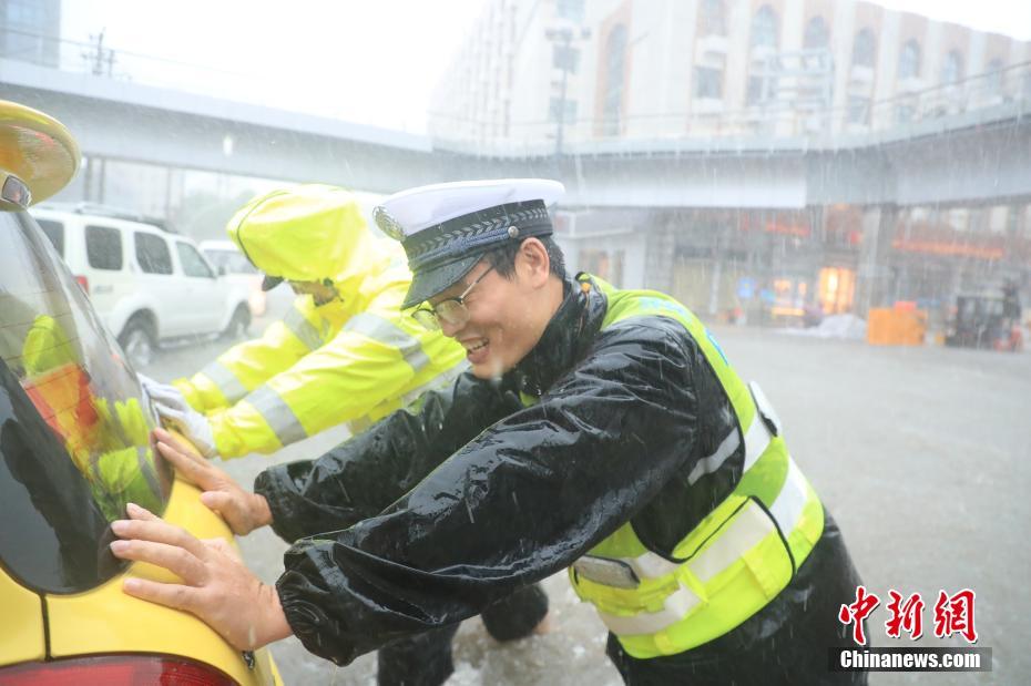Galeria: momentos emocionantes nas chuvas fortes de Henan