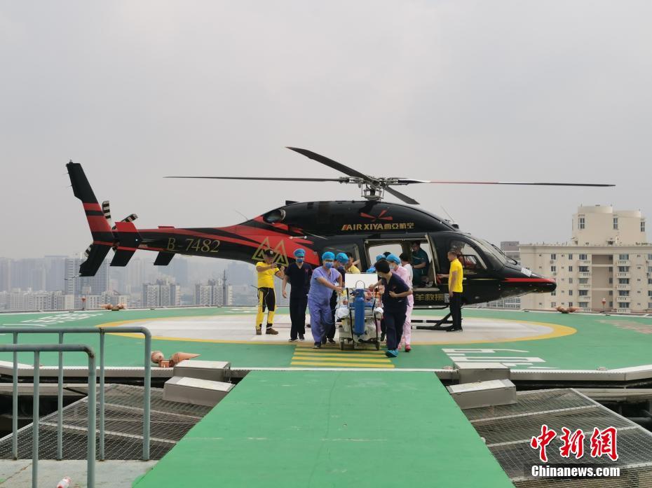 Zhengzhou transfere pacientes internados em helicópteros e botes