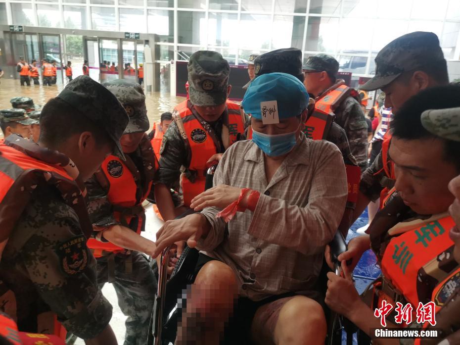 Zhengzhou transfere pacientes internados em helicópteros e botes