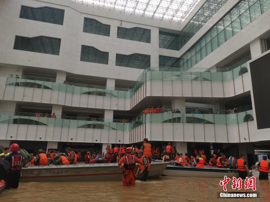 Zhengzhou transfere pacientes internados em helicópteros e botes