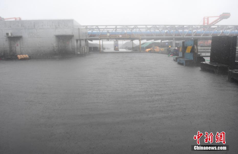 Tuf?o In-Fa toca o solo no leste da China