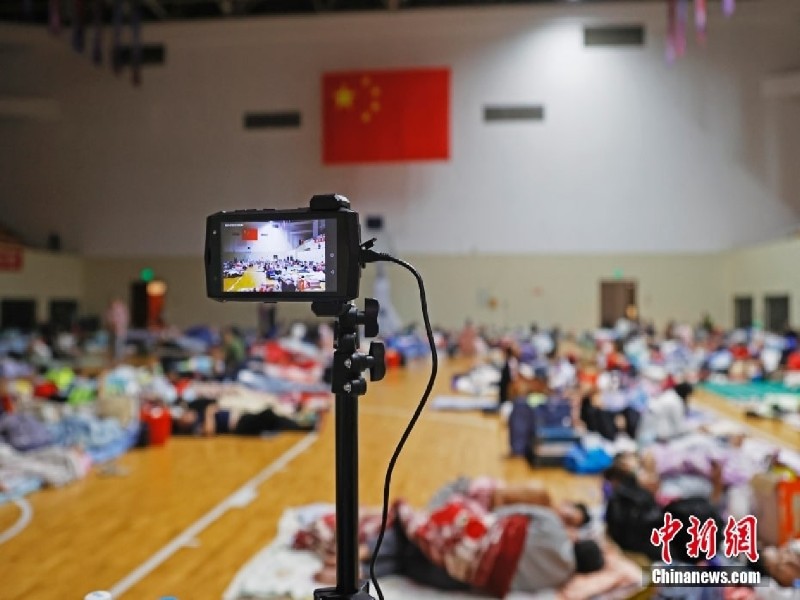 Shanghai abriga pessoas infetadas pelo tuf?o In-Fa no ginásio