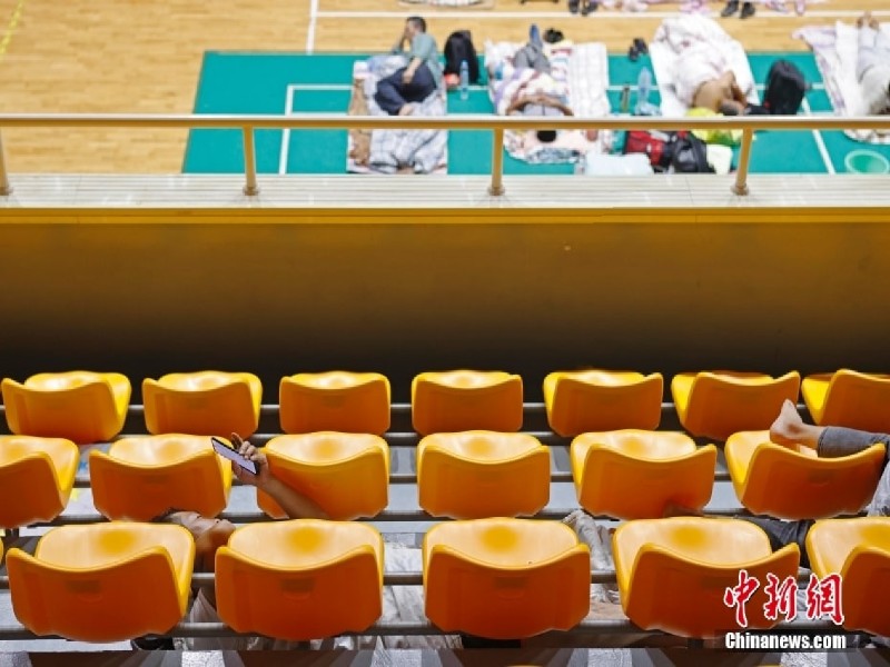 Shanghai abriga pessoas infetadas pelo tuf?o In-Fa no ginásio