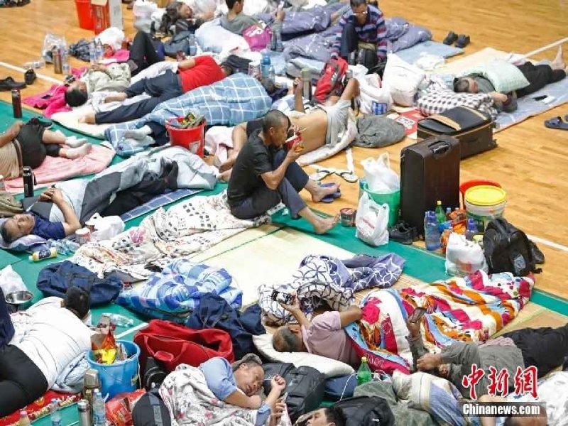 Shanghai abriga pessoas infetadas pelo tuf?o In-Fa no ginásio