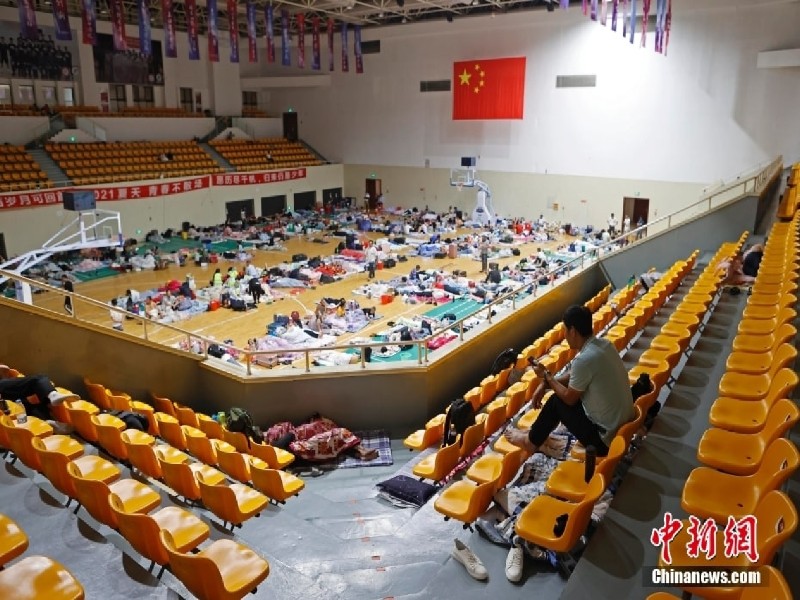 Shanghai abriga pessoas infetadas pelo tuf?o In-Fa no ginásio