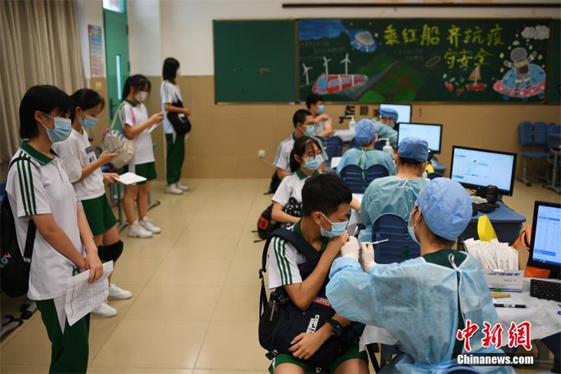 Guangdong come?a vacina??o contra a Covid-19 para jovens dos 12 aos 17 anos 