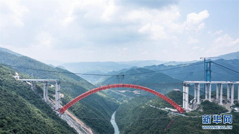 Arco principal da ponte transfronteiri?a da via expressa Renhuai-Zunyi é selado no Sudoeste da China