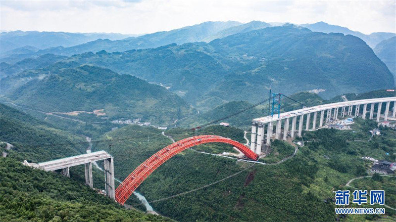 Arco principal da ponte transfronteiri?a da via expressa Renhuai-Zunyi é selado no Sudoeste da China