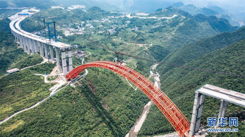 Arco principal da ponte transfronteiri?a da via expressa Renhuai-Zunyi é selado no Sudoeste da China
