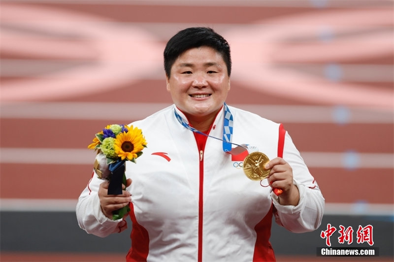 Olimpíadas: Gong Lijiao conquista medalha de ouro no arremesso de peso