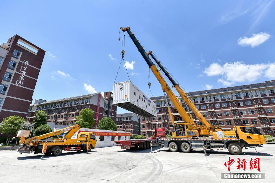 Cabine temporária de testes de ácido nucleico é colocada na centro da China