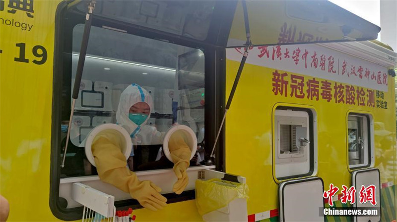 Wuhan: ?nibus laboratório ajuda a realizar teste de ácido nucleico em grande escala????