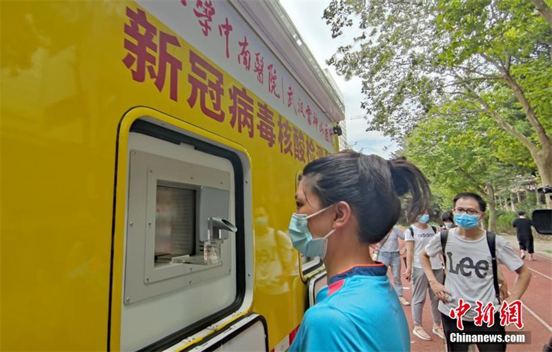 Wuhan: ?nibus laboratório ajuda a realizar teste de ácido nucleico em grande escala????