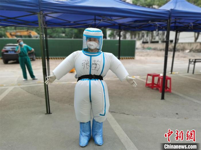 China: médicos e enfermeiras de Wuhan aplicam testes de Covid-19 usando 