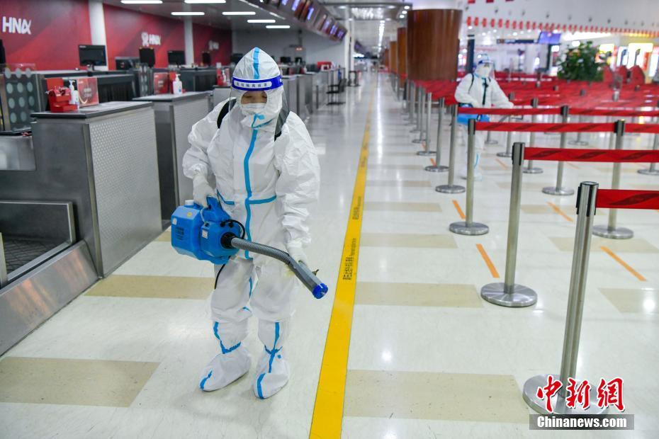 Aeroporto Internacional de Meilan em Haikou realiza trabalhos de desinfe??o  