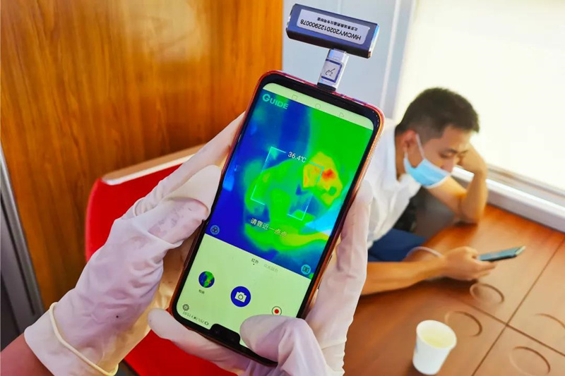 Assistente de bordo de trem de alta velocidade “secretamente fotografa” passageiros