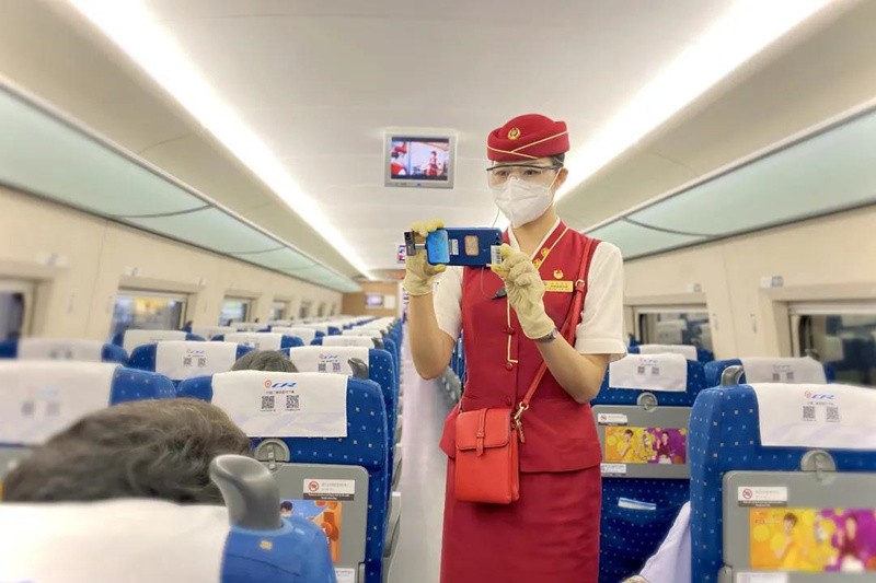 Assistente de bordo de trem de alta velocidade “secretamente fotografa” passageiros