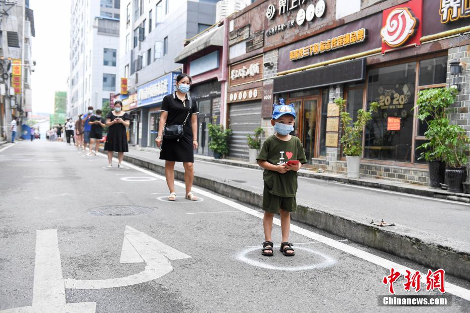 Hunan: residentes fazem fila para realizar testes de ácido nucleico  